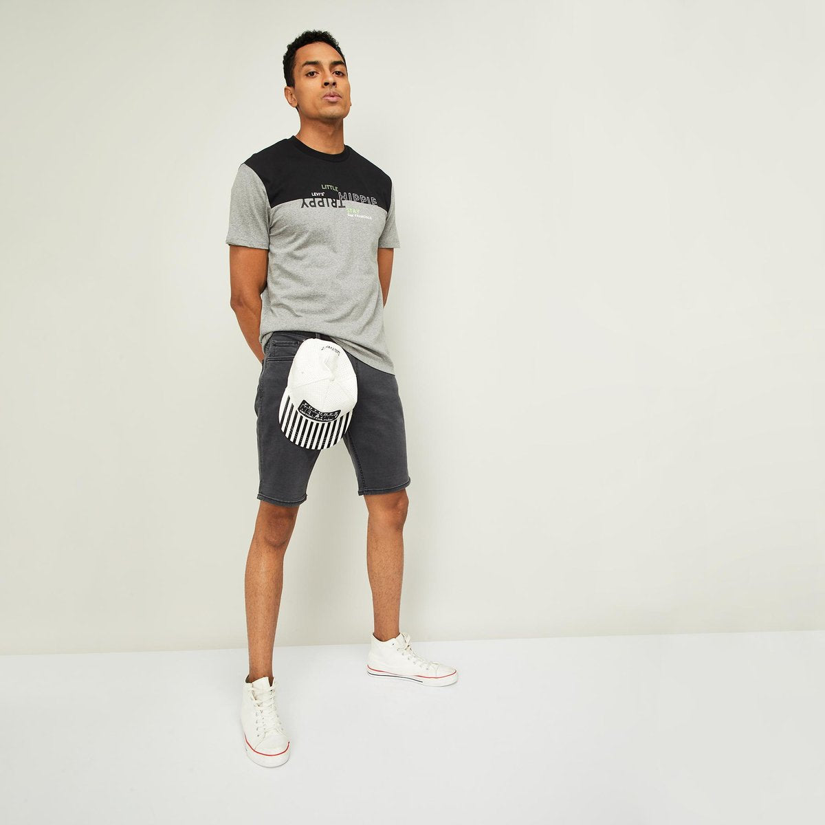 Men Colourblocked Regular Fit Crew Neck T-shirt by Levi’s