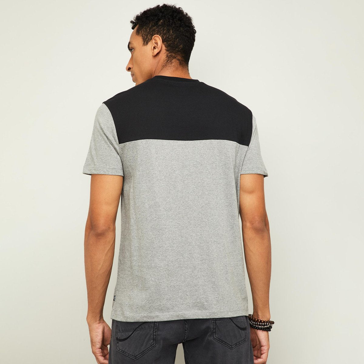 Men Colourblocked Regular Fit Crew Neck T-shirt by Levi’s